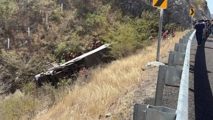 11 personas mueren tras volcadura de autobús en autopista Mitla-Tehuatepec