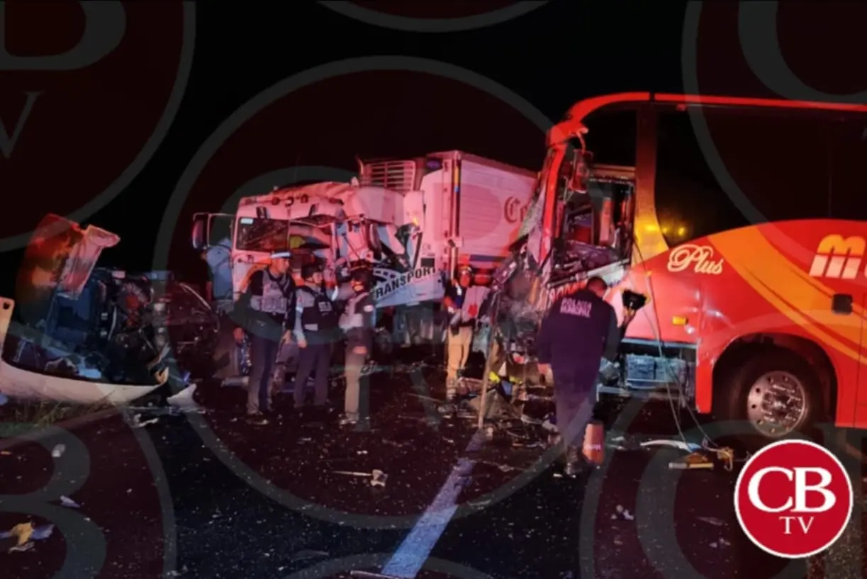 15 heridos deja choque de autobús con estudiantes en La Piedad