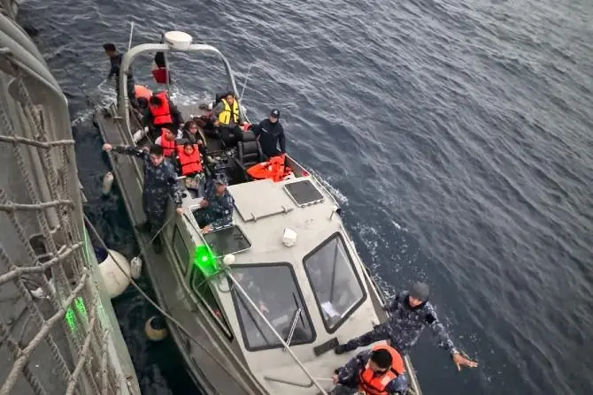 17 personas son rescatadas en una lancha frente a las playas de Rosarito, Baja California