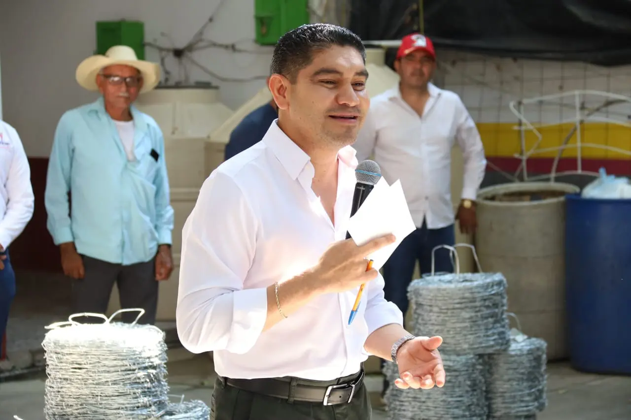 200 rollos de alambre de púas para campesinos y productores de Huetamo