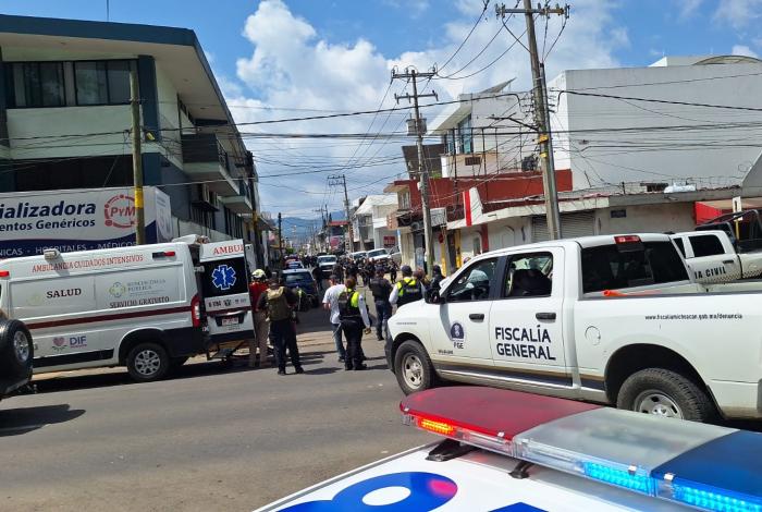 A balazos sujeto trata de evitar detención de su hijo; hay un oficial lesionado y tres detenidos