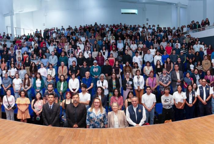 A compartir el conocimiento, llama Yarabí Ávila a estudiantes que participan en el Verano Nicolaita