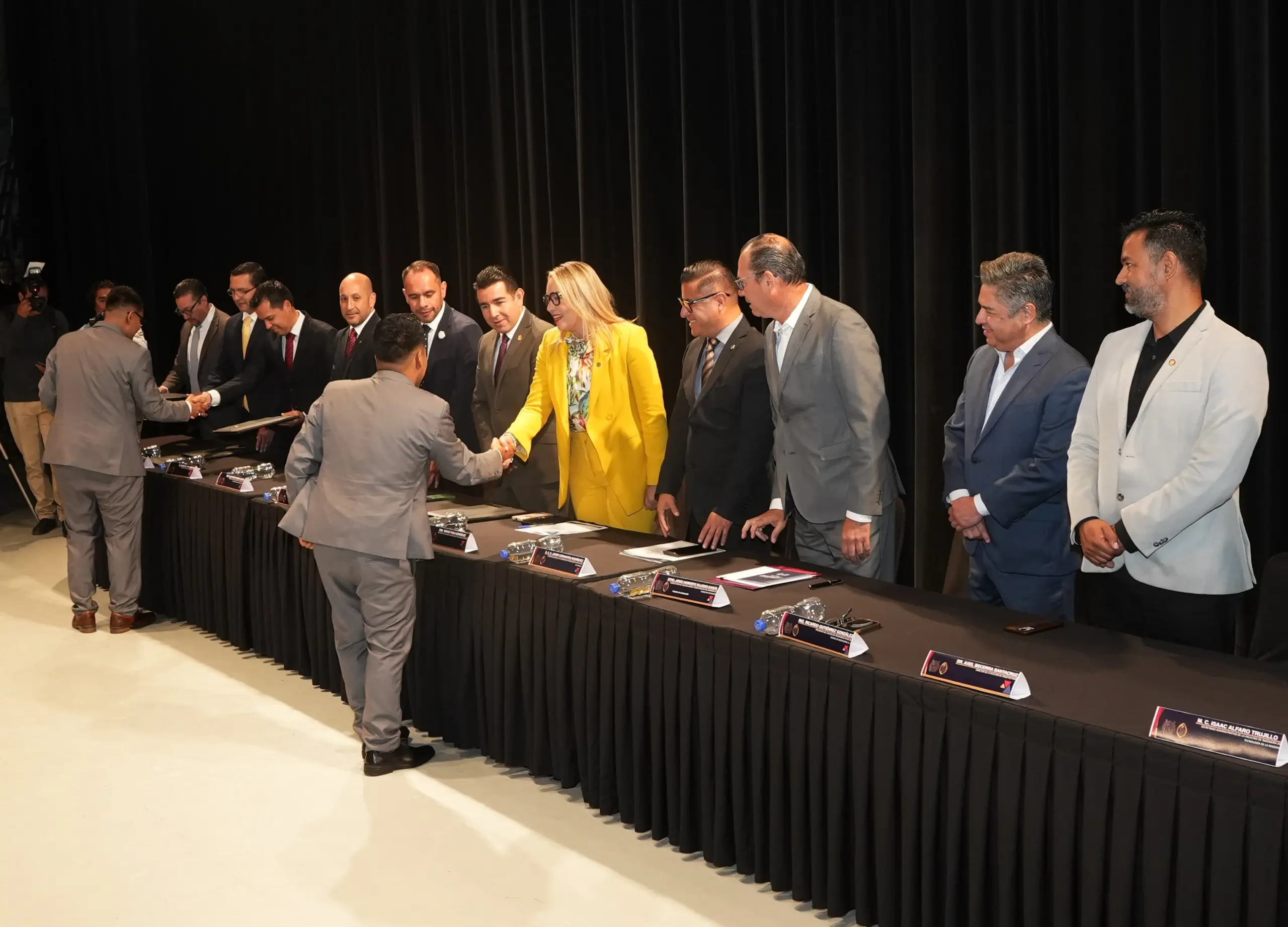 A derribar los muros de desigualdad, llama Yarabí Ávila a las y los egresados de Ingeniería Civil