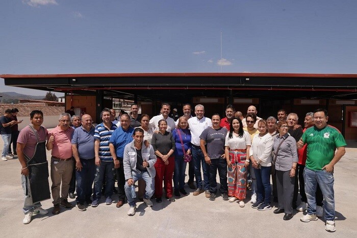 A días de inaugurarse, Bedolla muestra a comerciantes su nuevo mercado en Pátzcuaro