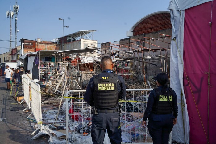 A la espera, damnificados por incendio fuera del mercado Independencia