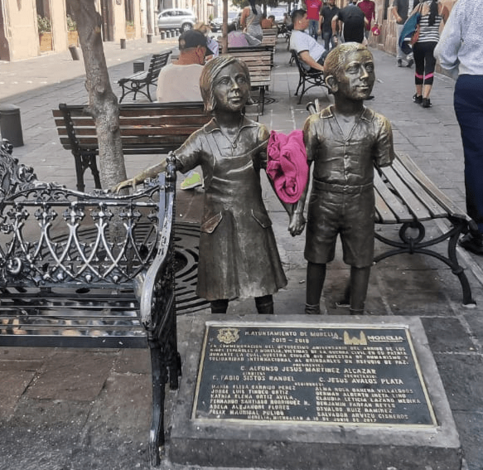 A la espera de terminación de investigaciones, reposición de maletín de escultura de niños españoles