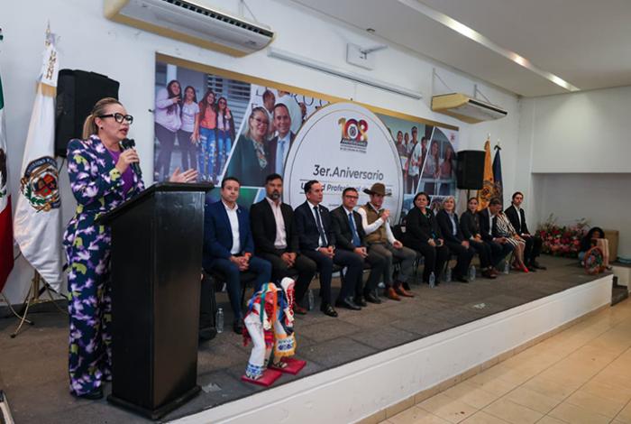 A sumar a más jóvenes en la construcción de una ciudadanía en paz, convoca Yarabí Ávila a estudiantes uruapenses