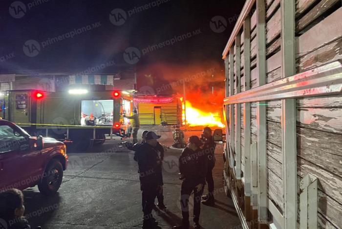 A tir0s, desalojan y queman local en el Mercado de Abastos en Morelia