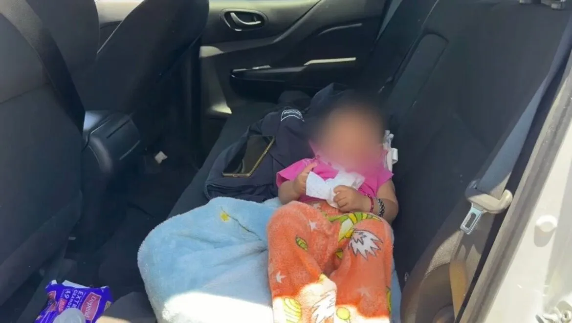 Abandonan a bebé dentro de un taxi por aplicación en Ecatepec; DIF lo resguarda.