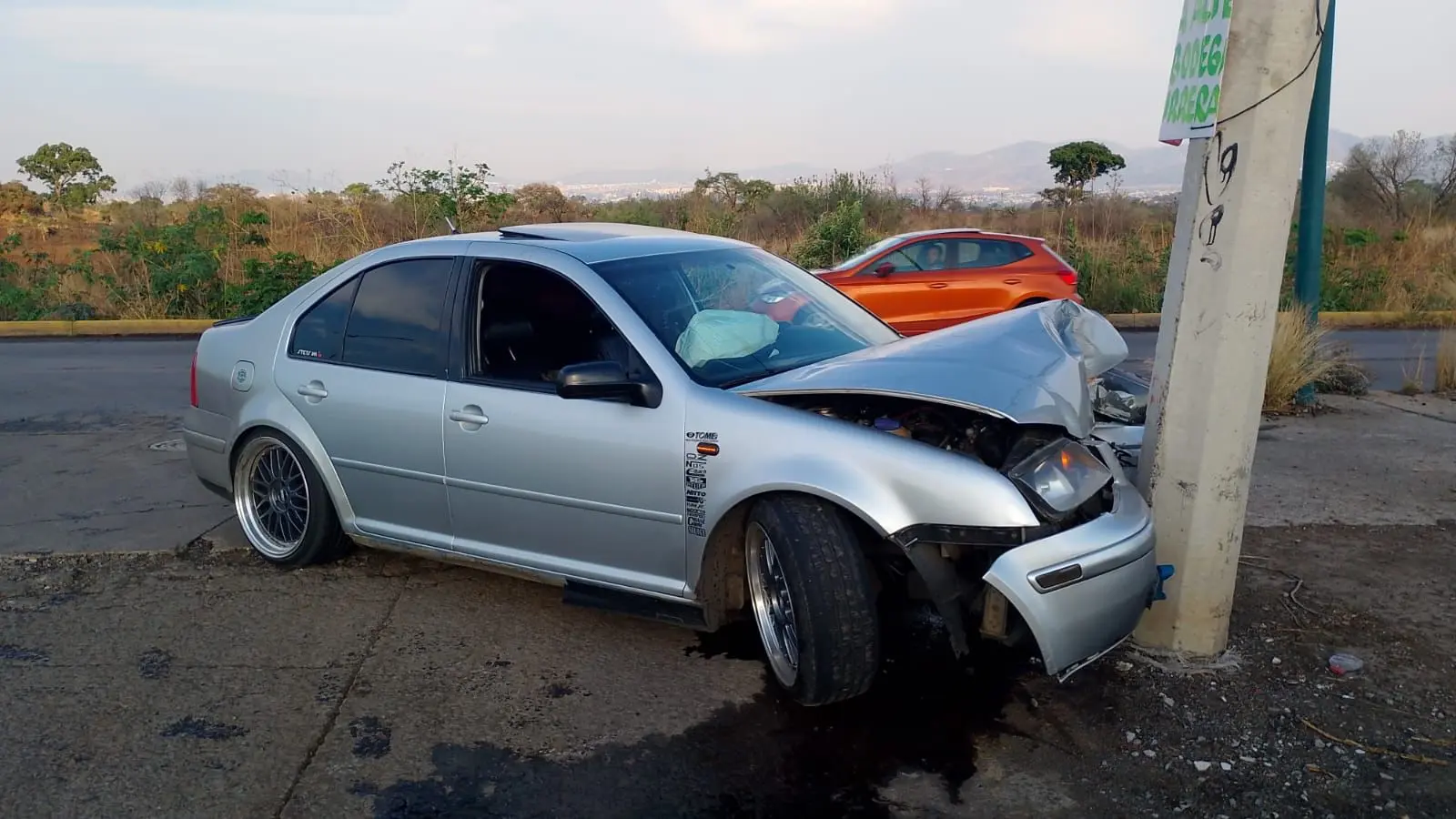 Abandonan automóvil tras fuerte choque contra poste en la avenida del C5, en Morelia