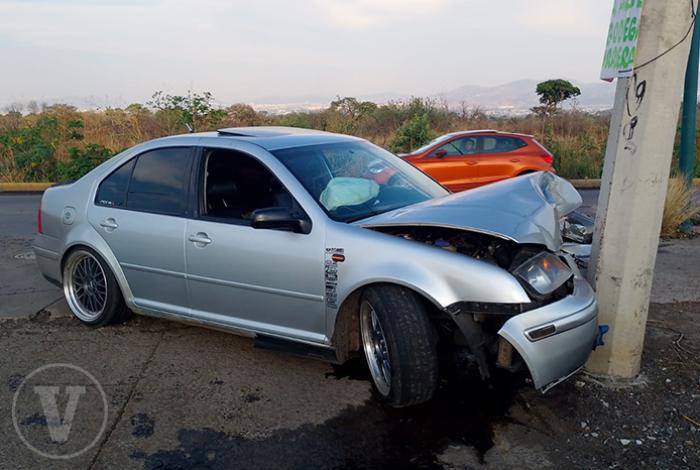 Abandonan automóvil tras fuerte choque contra poste en la avenida del C5, en Morelia