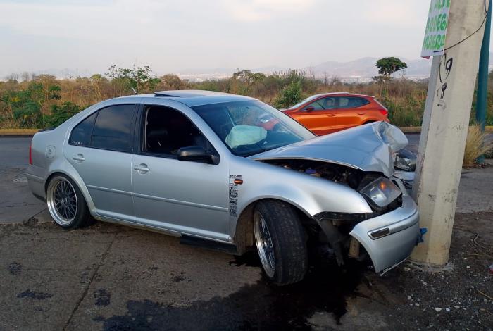 Abandonan automóvil tras fuerte choque contra poste en la avenida del C5, en Morelia
