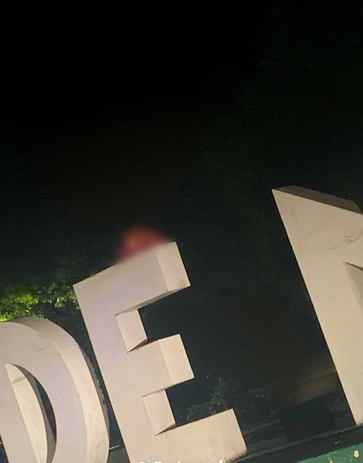 Abandonan cabeza humana sobre letras monumentales en Buenavista