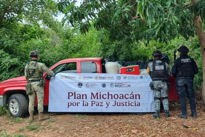 Abandonan camioneta con más de media tonelada de dr0gas, en Huetamo