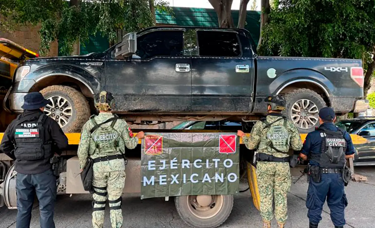Abandonan camionetas con cargadores y armas en Ciudad Hidalgo