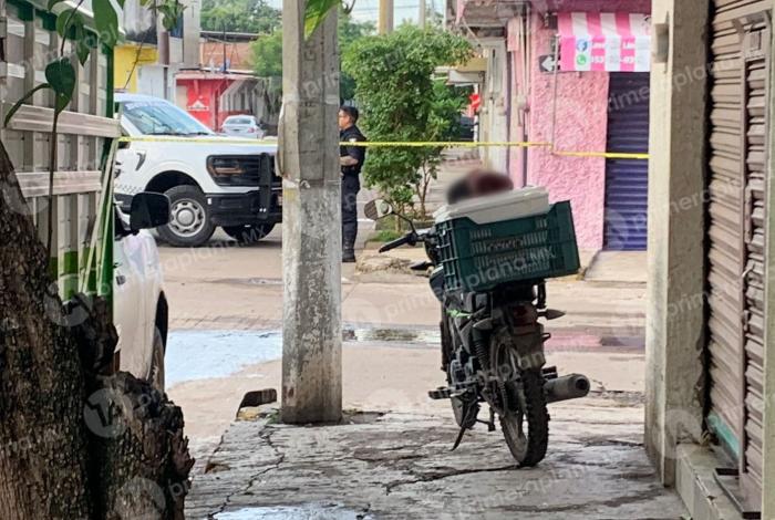 Abandonan una hielera con una c4b3za humana en una motocicleta, en Apatzingán