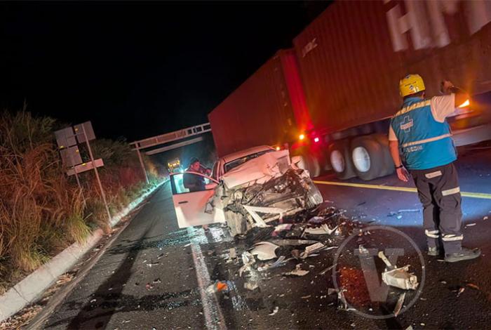Abandonan vehículo tras aparatoso choque en la Autopista Siglo XXI