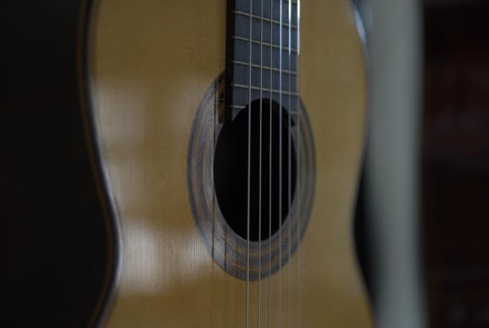 Abel, guitarrero de vocación, fortalece su taller con apoyo de Sí Financia