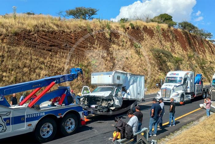 Abren la caseta de Zinapécuaro y camiones de carga chocan por alcance