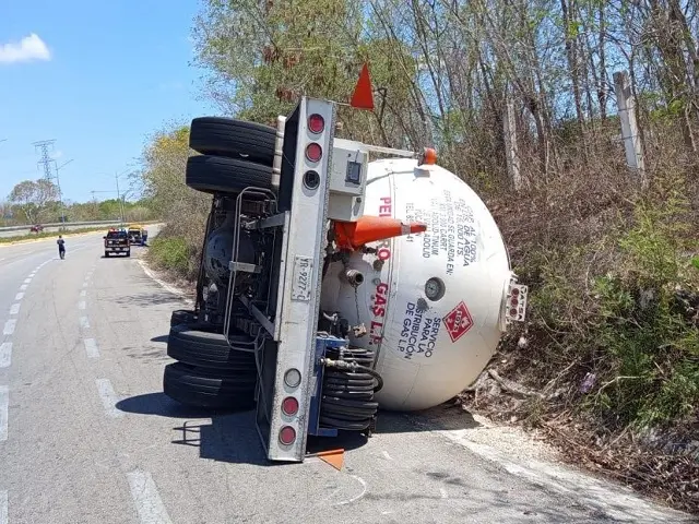 Accidente de pipa de con gas LP provoca muerte de dos personas en carretera estatal.