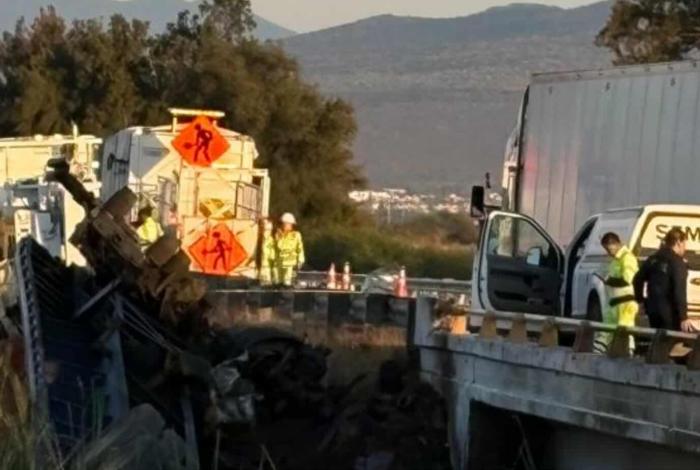 Accidente de tractocamión pollero deja un muerto en la México-Guadalajara