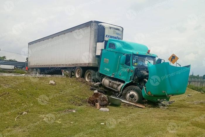 Accidente de tráiler bloquea la autopista de Occidente
