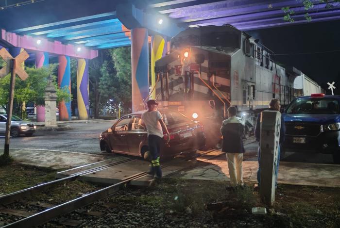 Accidente en Tres Puentes: Tren embiste a vehículo en la avenida Madero