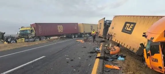 Accidente múltiple en la Autopista Occidente cobra una vida y deja varios marinos lesionados