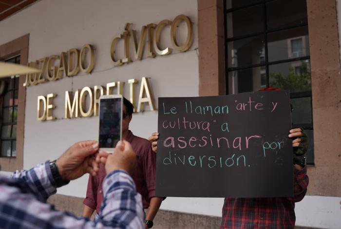 Activistas animalistas se manifiestan contra corrida de toros, en el CAM