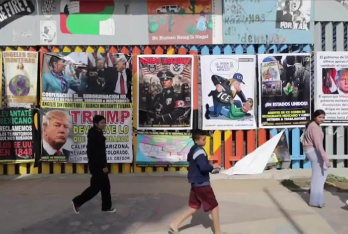 Activistas colocan consignas en muro fronterizo de Tijuana por detenciones de mexicanos en EUA