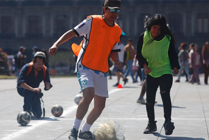 Activistas protestan en la CdMX con "retas" de fútbol popular contra el Mundial 2026