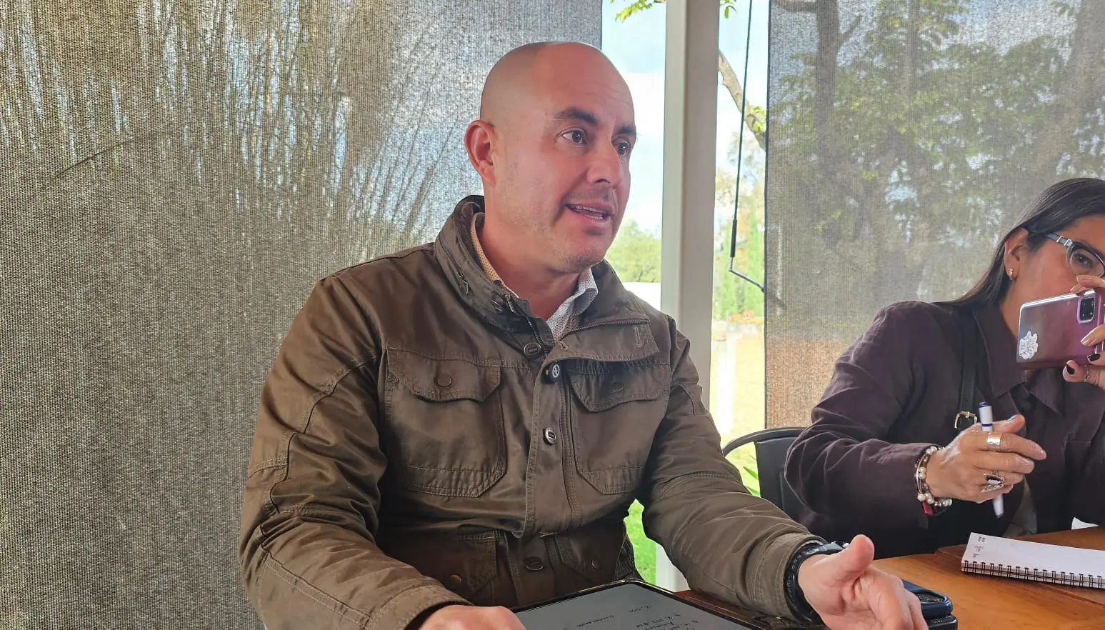 Adolfo Torres dialoga con manifestantes de la zona sur de Morelia
