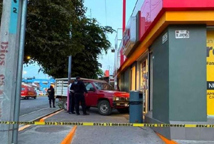 Adulto mayor muere de infarto al conducir y su camioneta choca contra un OXXO, en Múgica