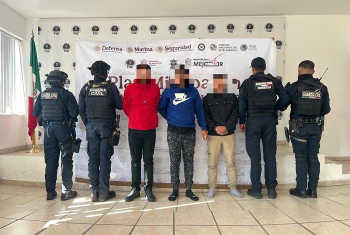 Agarran a tres extranjeros con droga y motos robadas
