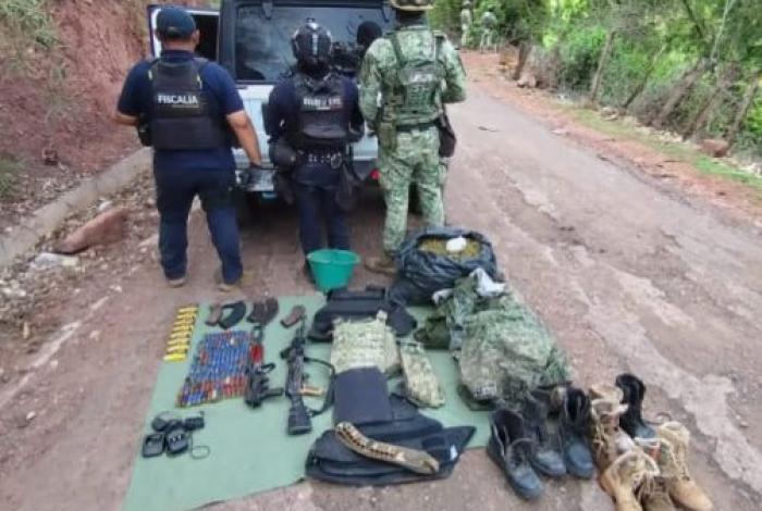 Agentes estatales y federales aseguran armamento, droga y vehículo robado en Tuzantla