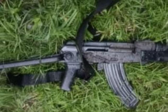 Agentes estatales y federales aseguran en Parácuaro armas, granadas y un vehículo