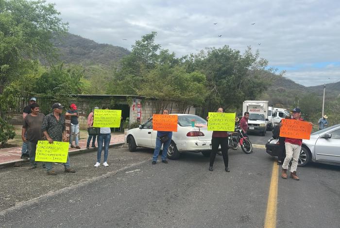 Agoniza el Hospital Comunitario Carácuaro-Nocupétaro; habitantes bloquean carretera
