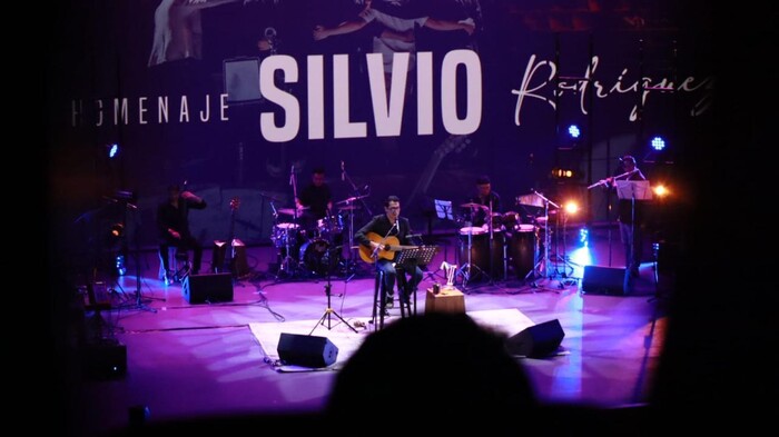 Agradecido, agradecido y muy agradecido: Silvio celebra homenaje en Morelia