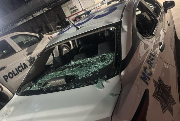 Agreden con palos y piedras a elementos de Tránsito Municipal y vandalizan patrulla, en Uruapan