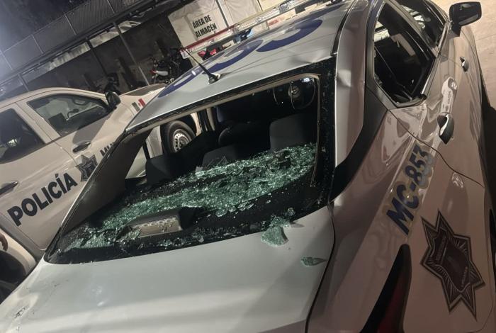 Agreden con palos y piedras a elementos de Tránsito Municipal y vandalizan patrulla, en Uruapan
