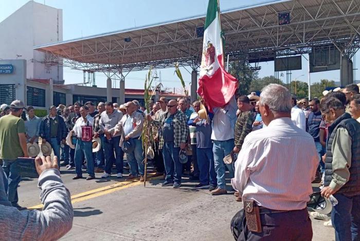 Agricultores intensifican bloqueos en Michoacán y el Bajío