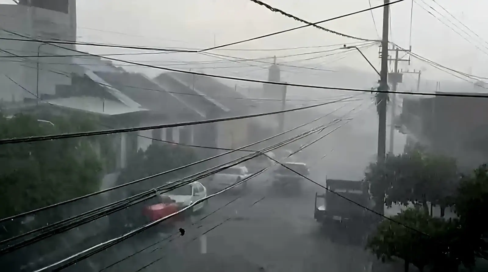 Aguacero, rayos y fuertes vientos, en Uruapan