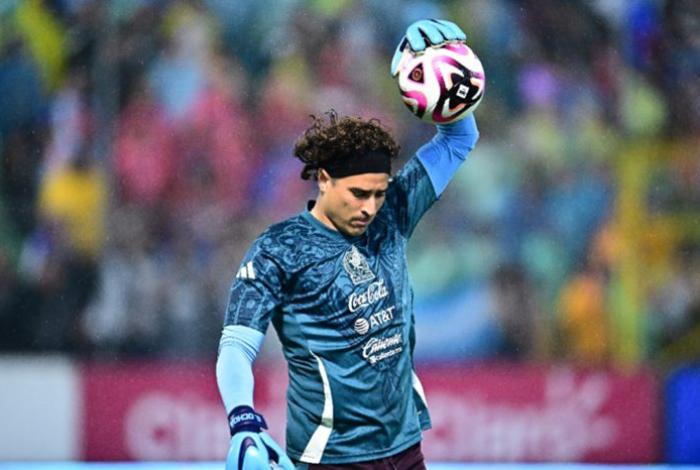 Aguirre elige a Memo Ochoa como titular para la portería de México en la Copa Oro