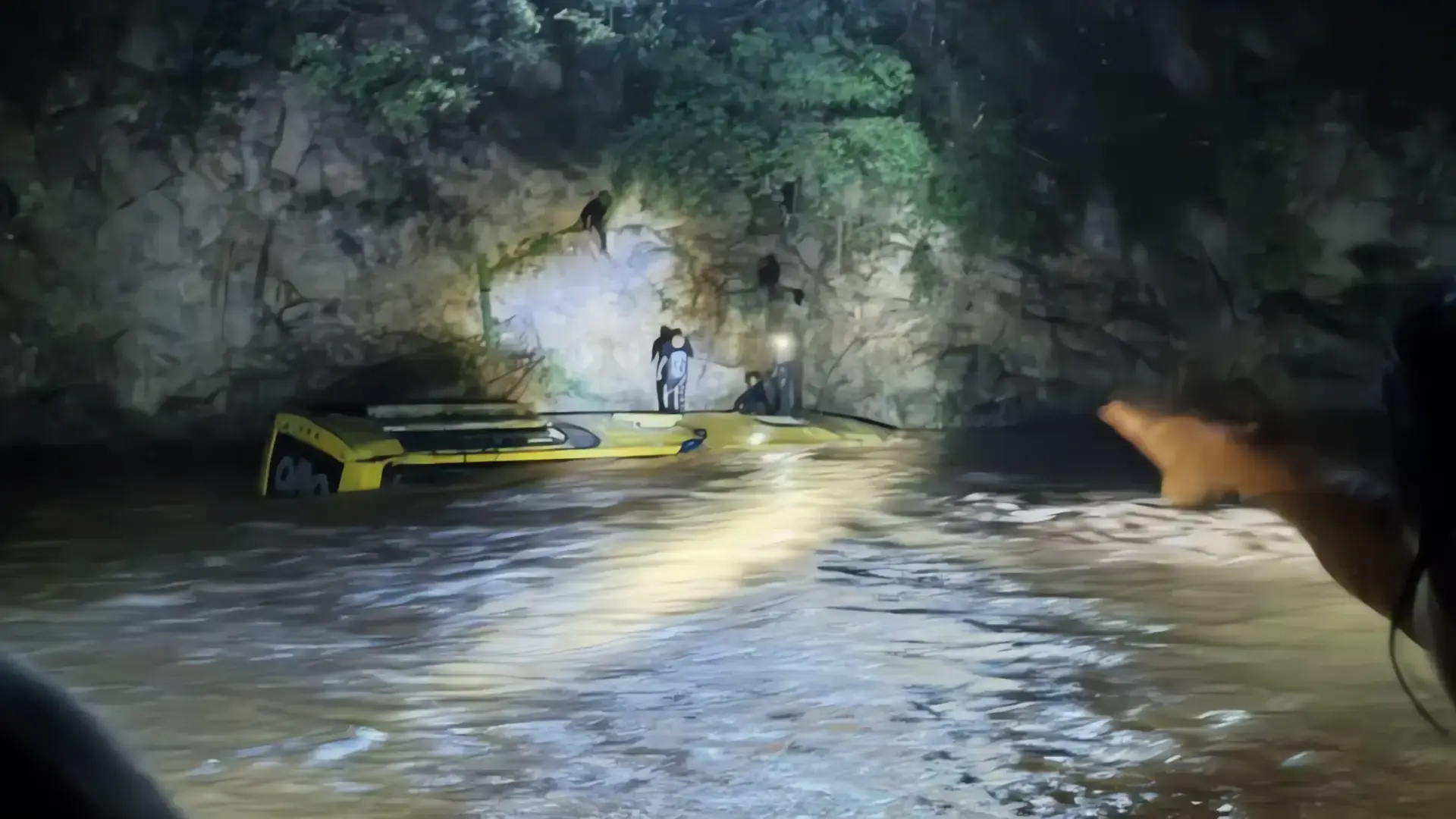 Al menos 8 muertos y varios heridos tras caída de un autobús en río de Guerrero