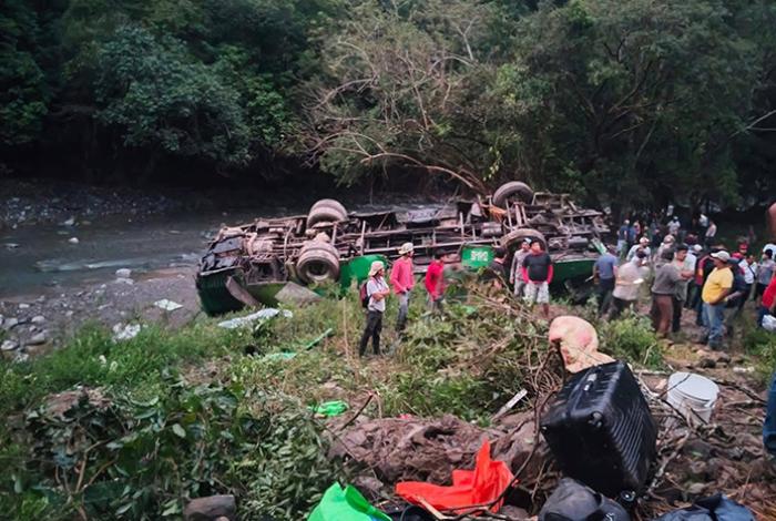 Al menos ocho fallecidos deja la volcadura de un autobús en Veracruz