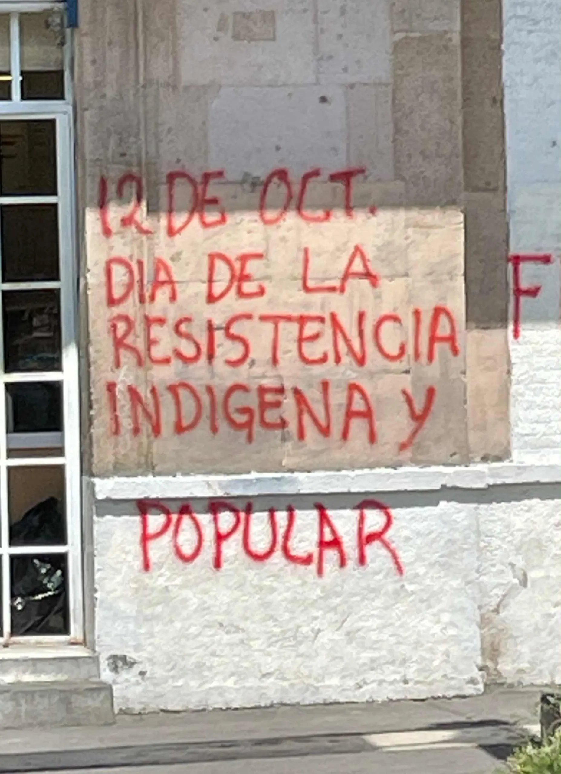 Al menos siete inmuebles afectados por pintas del FNLS en el primer cuadro de la ciudad