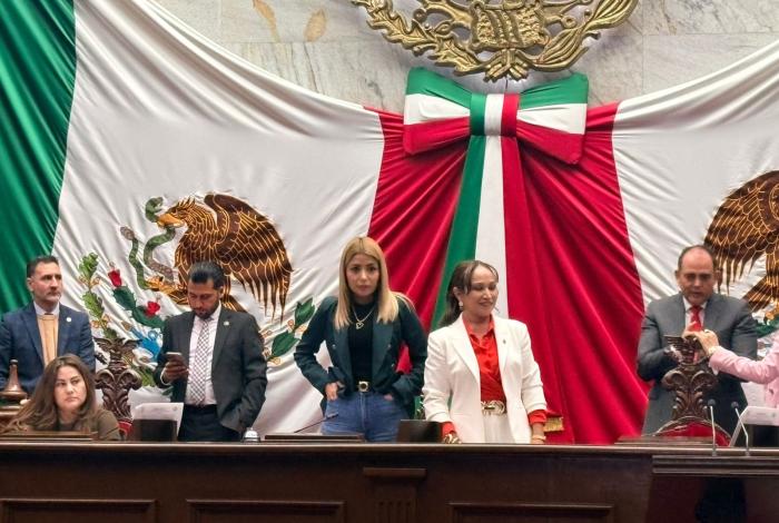 Al negárseles el uso de la voz, diputadas toman la Mesa Directiva