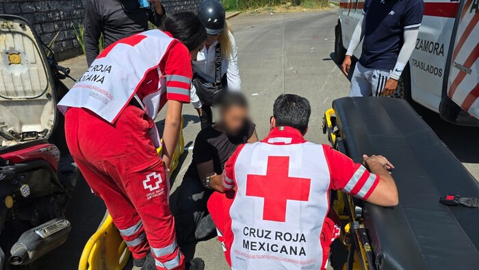 Albañil derrapa en su motocicleta y resulta herido, en Zamora