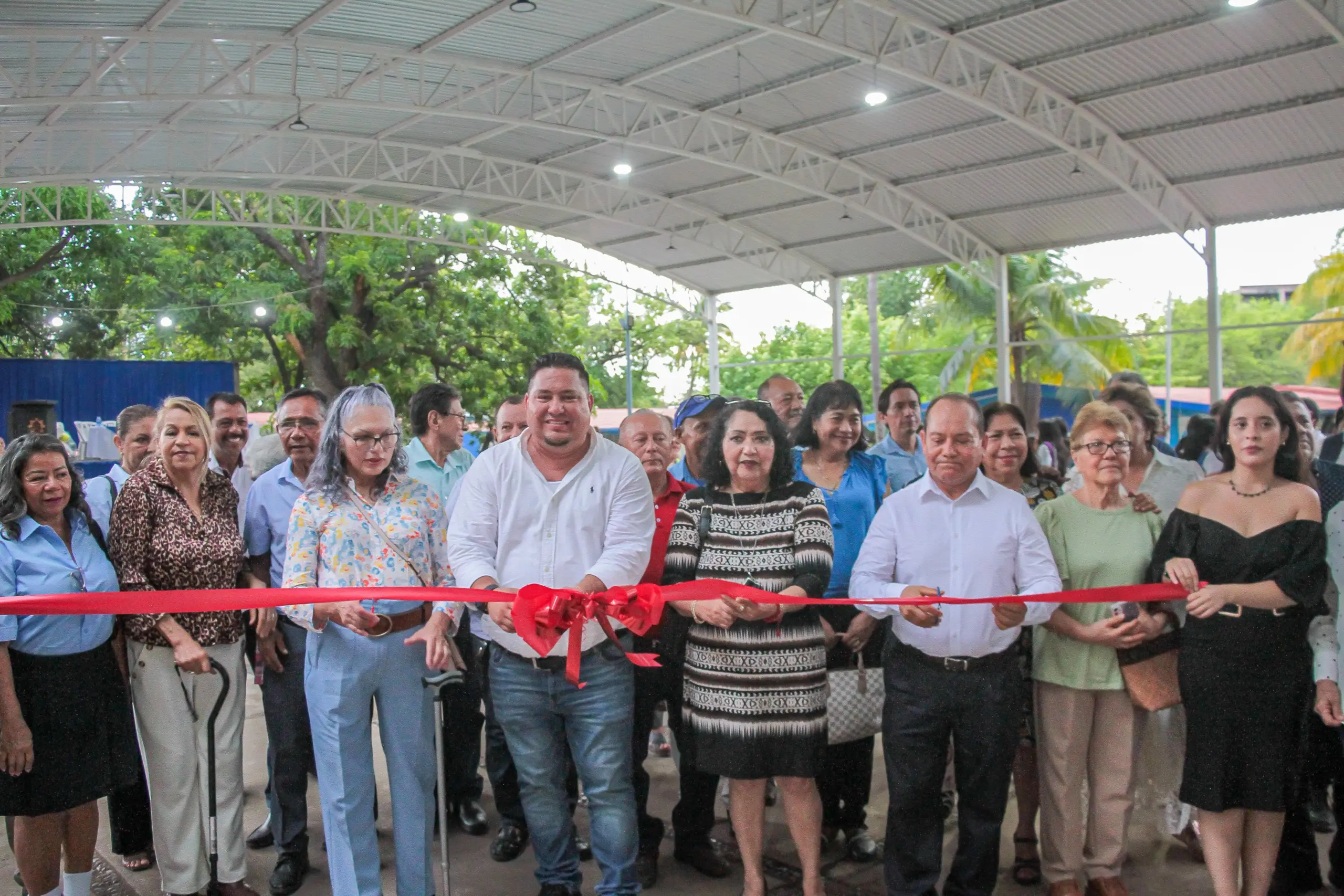 Alcalde Inaugura Alumbrado en Techumbre de ETI No. 12