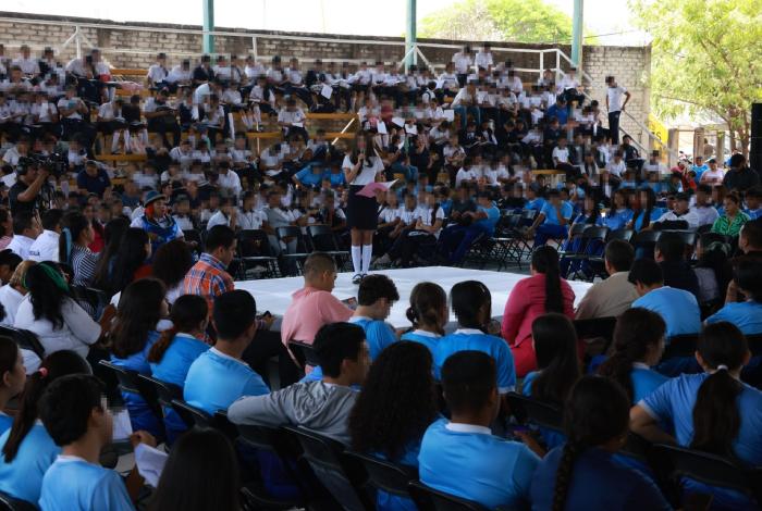 Alertan a estudiantes sobre riesgos digitales, adicción a pantallas, delitos en línea…